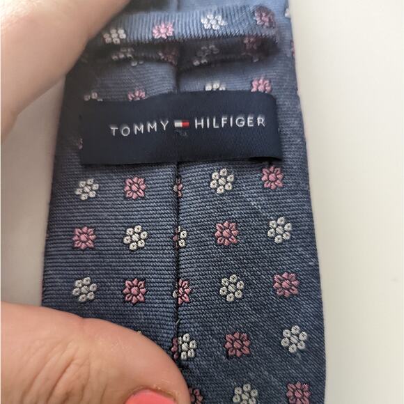 Men's Tommy Hilfiger Skinny Tie White and Pink Daisy Flowers - Picture 2 of 6